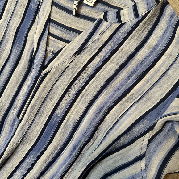 •ELLE• BLOUSE - Picture 2 of 7